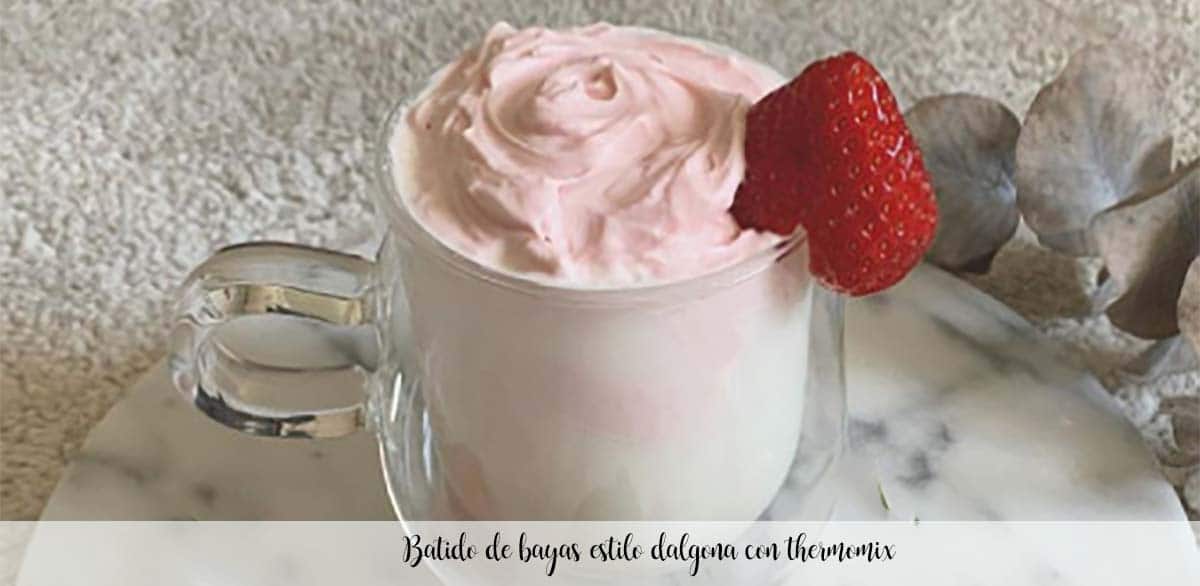 Dalgona-style berry smoothie with thermomix