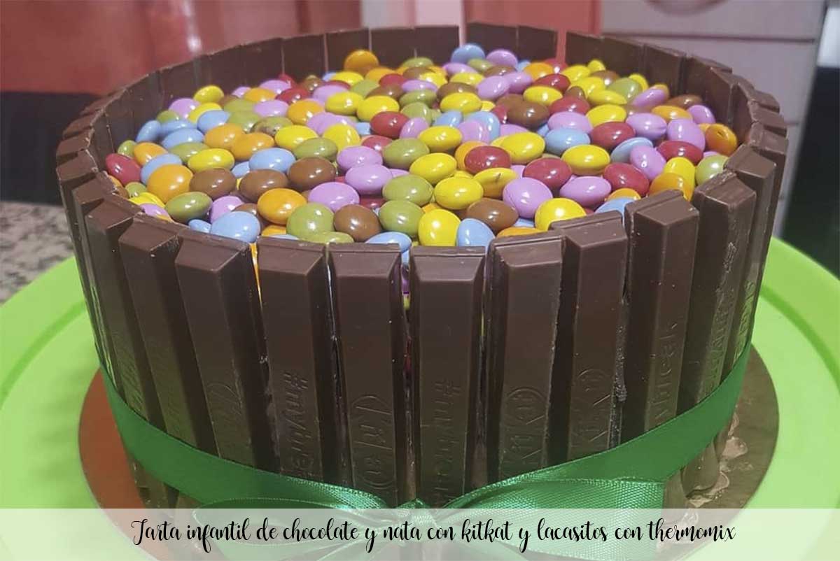 Children's chocolate and cream cake with kitkat and lacasitos with thermomix