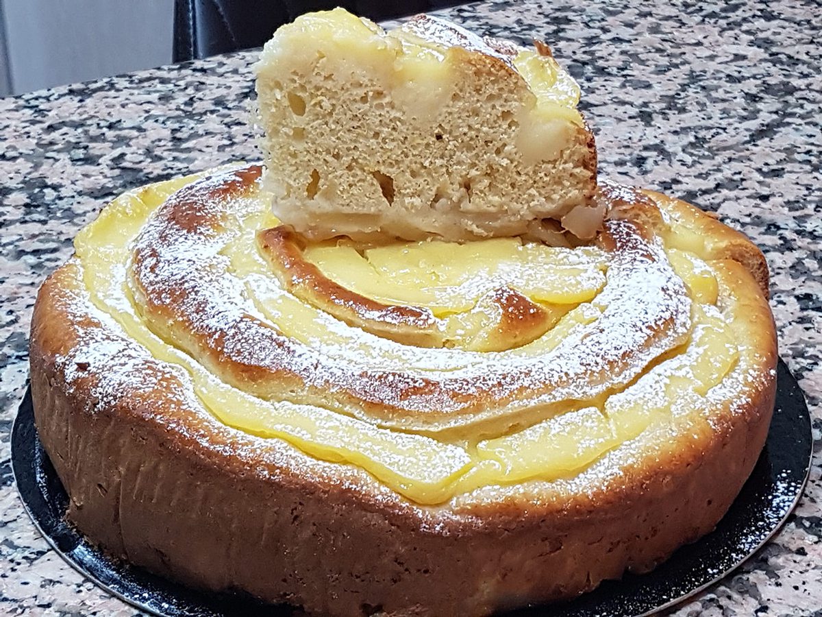 Sponge cake with pastry cream and apples with thermomix